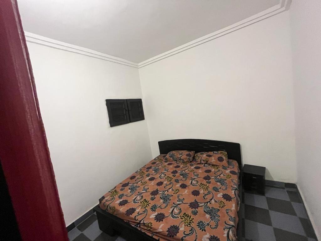 1 dormitorio pequeño con 1 cama en una habitación en Résidence ZOFIR, en Cotonou