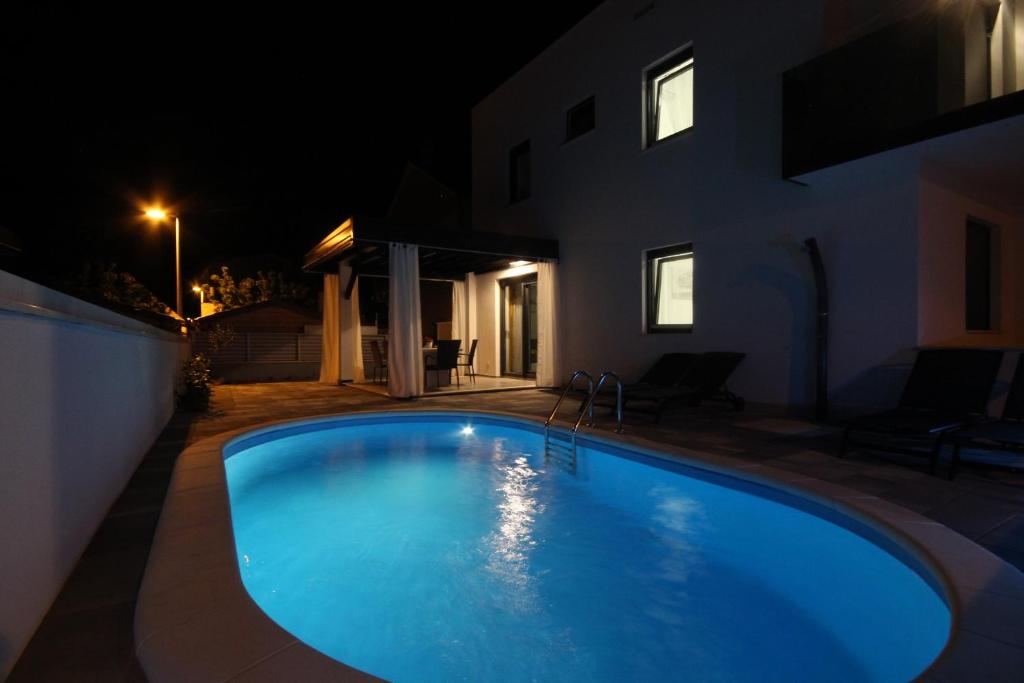 Bazén v ubytování Villa Essenza Mare in Vodice only 650 meters from the beach nebo v jeho okolí