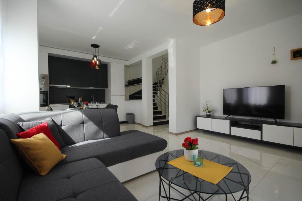 TV a/nebo společenská místnost v ubytování Villa Essenza Mare in Vodice only 650 meters from the beach