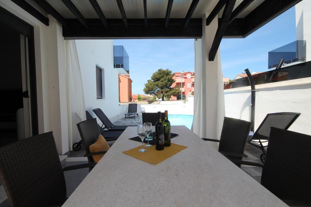 Bazén v ubytování Villa Essenza Mare in Vodice only 650 meters from the beach nebo v jeho okolí