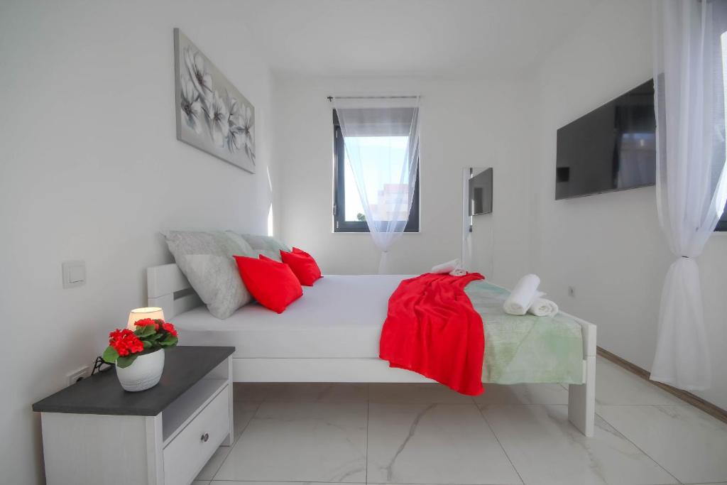 Postel nebo postele na pokoji v ubytování Villa Essenza Mare in Vodice only 650 meters from the beach