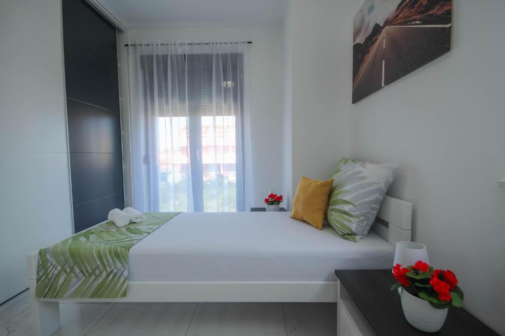 Postel nebo postele na pokoji v ubytování Villa Essenza Mare in Vodice only 650 meters from the beach