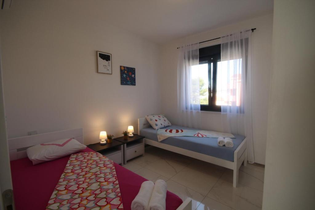 Postel nebo postele na pokoji v ubytování Villa Essenza Mare in Vodice only 650 meters from the beach