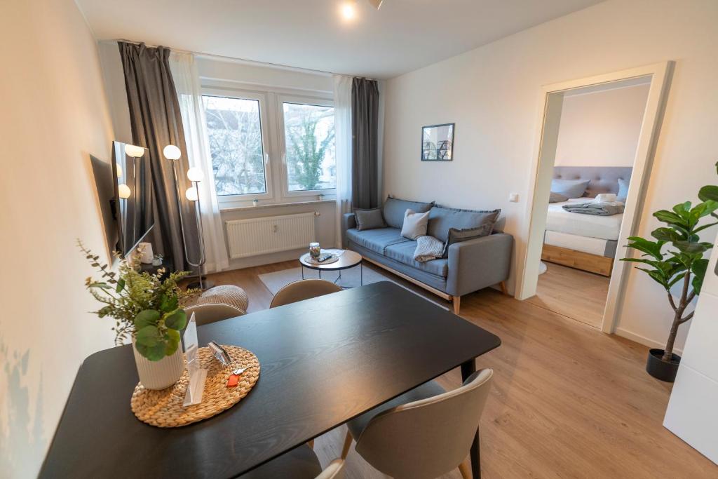 ein Wohnzimmer mit einem Tisch und einem Sofa in der Unterkunft RR - Stylish Apartment 50qm - WIFI - Washer - TV in Magdeburg