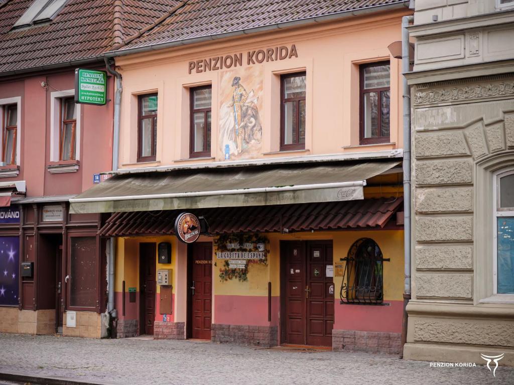 un edificio en una calle en una ciudad en Penzion Korida, en Ústí nad Labem