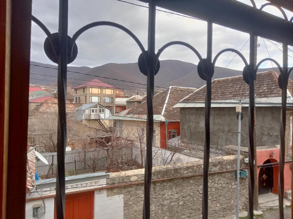 Nespecifikovaný výhled na hory nebo výhled na hory při pohledu z hostelu