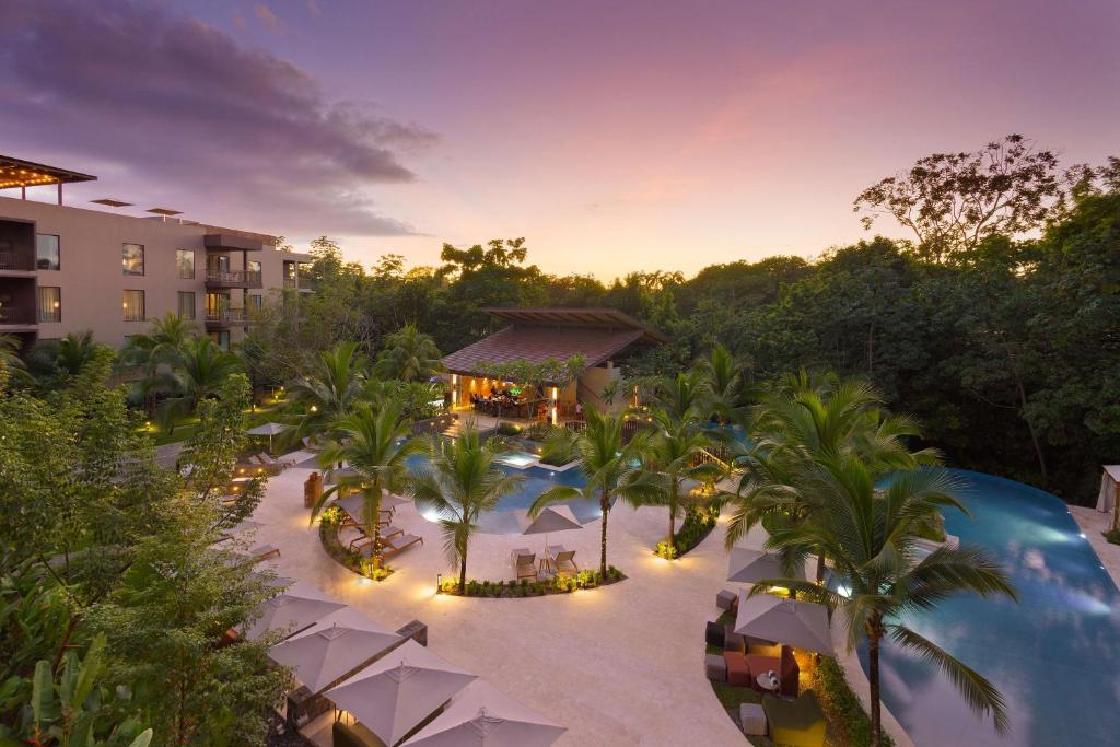 uma vista aérea de um resort com uma piscina em Botanika Osa Peninsula, Curio Collection By Hilton em Puerto Jiménez