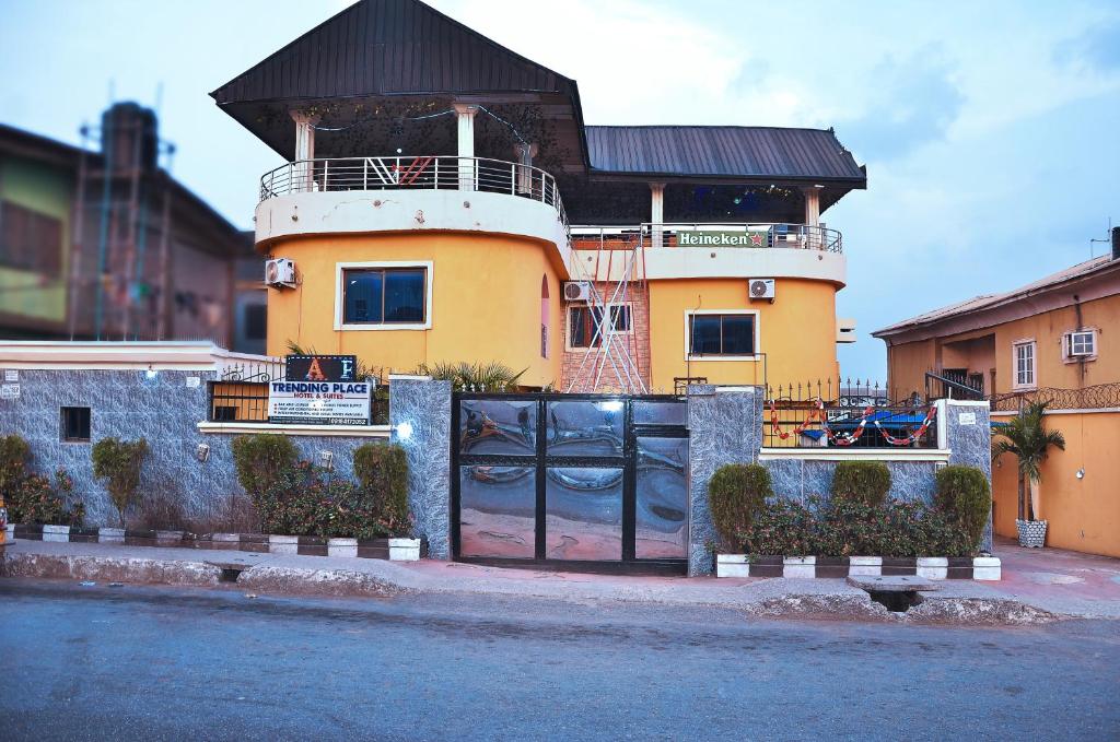 ein Haus mit einem Basketballkorb darüber in der Unterkunft Trending Place Hotel and Suites in Lagos