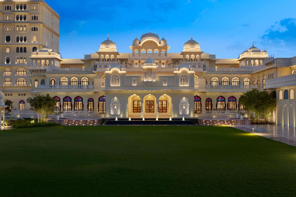 un grande edificio con un grande prato di fronte di Hyatt Regency Jaipur Mansarovar a Jaipur