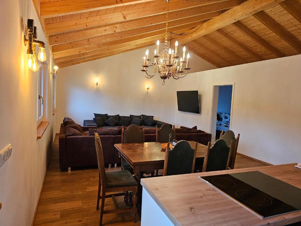 a living room with a couch and a table at Penthouse-Ferienwohnung auf Rups Hof in Landau an der Isar