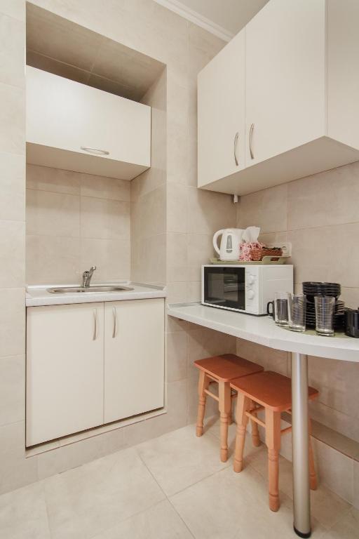 Kuchyň nebo kuchyňský kout v ubytování Consul Hotel Консул