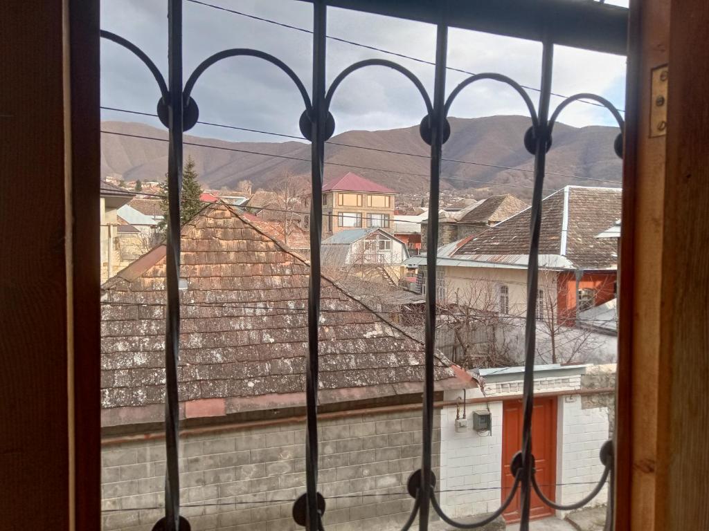 Nespecifikovaný výhled na hory nebo výhled na hory při pohledu z hostelu
