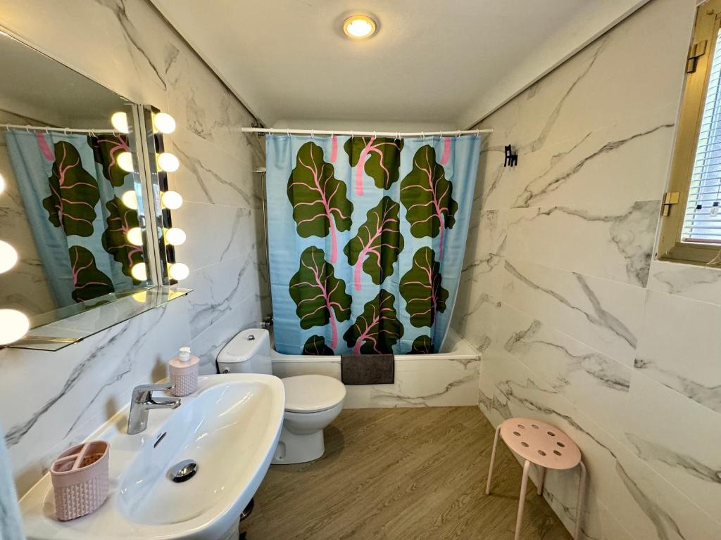 貝尼多姆的住宿－Apartamento con Vistas al Mar Deluxe 4ºB，一间带水槽和淋浴帘的浴室