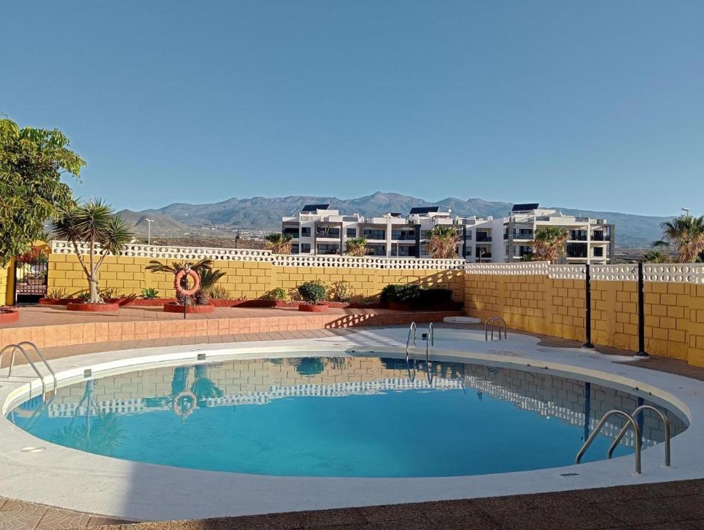 een groot zwembad voor een gebouw bij Apartamento LOLO in El Médano
