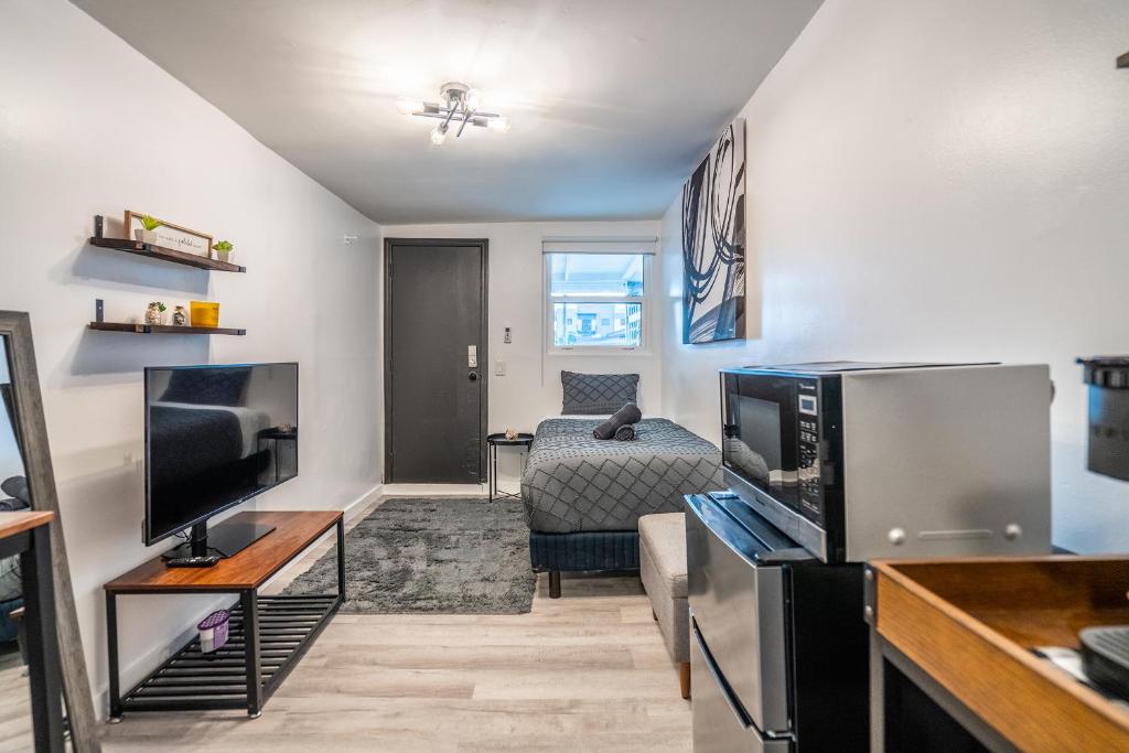 un salon avec une télévision et un canapé dans l'établissement Cozy Studio w/gated parking, à Miami