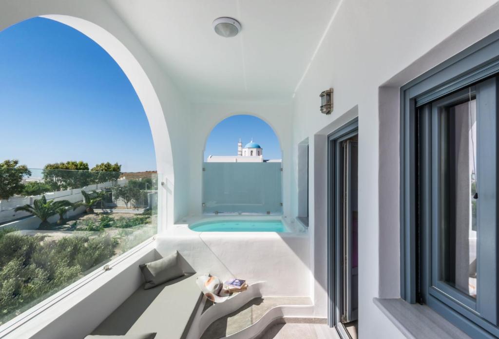 Balkon lub taras w obiekcie Aspronisi Luxury Villa with Caldera View
