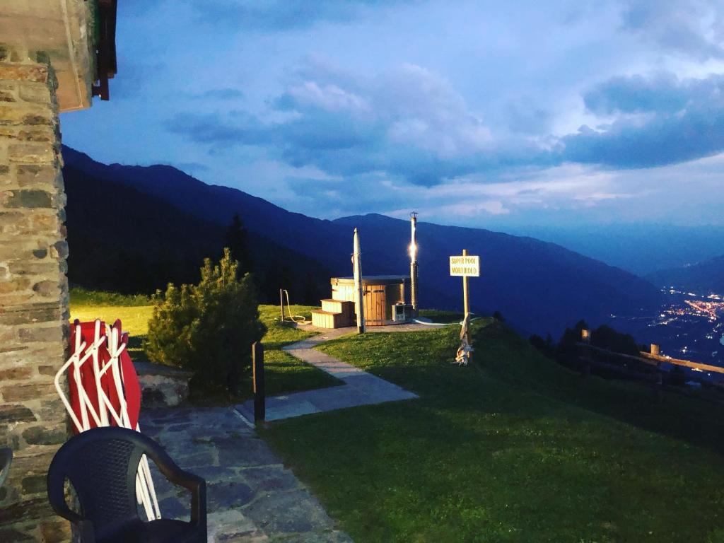 una silla en la cima de una colina con vistas en Holiday Creek Mortirolo, en Mazzo di Valtellina