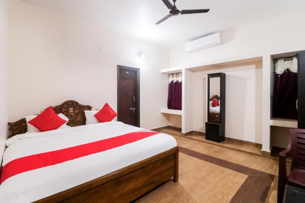 Llit o llits en una habitació de Goroomgo Hotel Purple villa