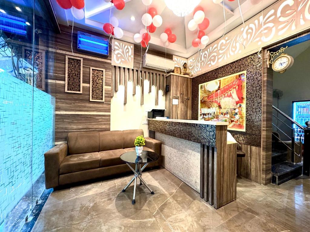 eine Bar in einem Restaurant mit Sofa und Tisch in der Unterkunft Hotel Heaven View - 50m From Golden Temple in Amritsar