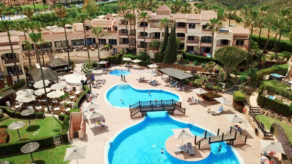 einen Luftblick auf einen Pool in einem Resort in der Unterkunft Wyndham Grand Costa del Sol in Mijas Costa