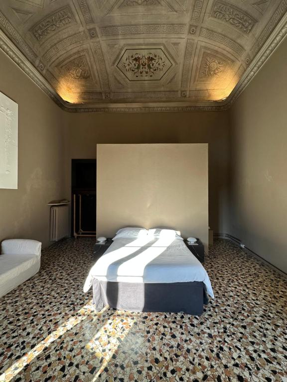 um quarto com uma cama e um tecto em caixote em Palazzo del Settecento em Ravenna