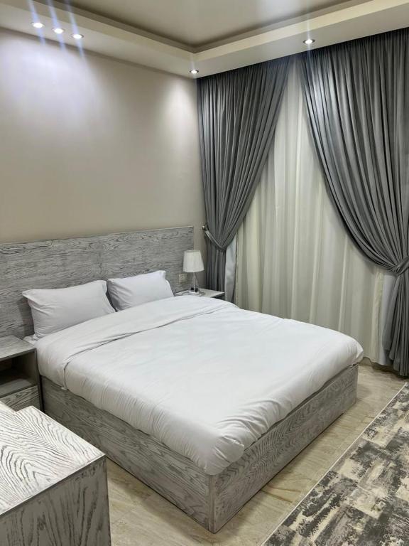 Postel nebo postele na pokoji v ubytování YARA- Luxury Apt- 3BR- New Cairo - B