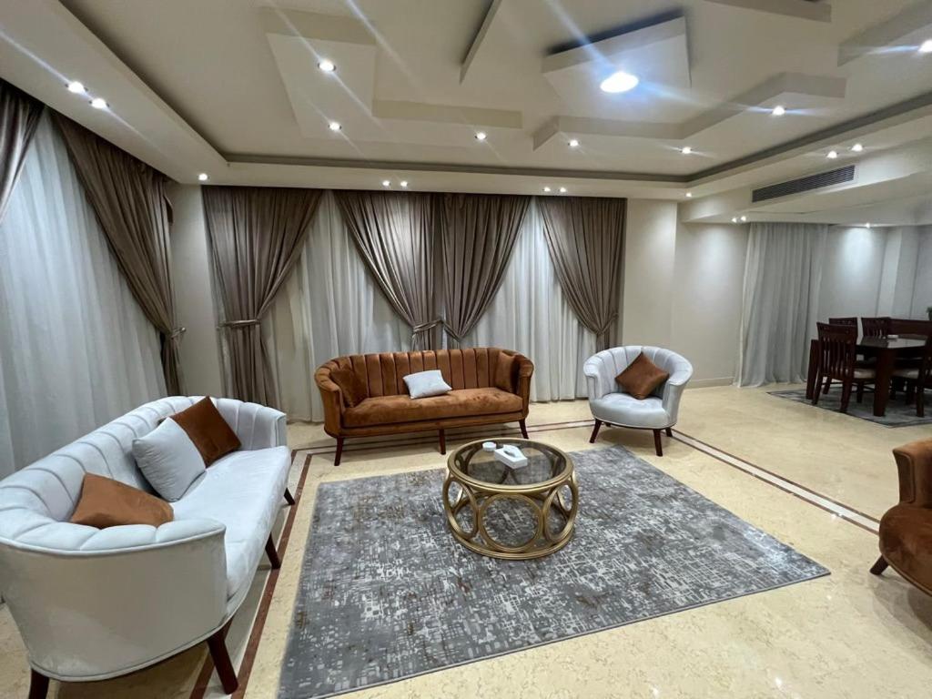 Posezení v ubytování YARA- Luxury Apt- 3BR- New Cairo - B
