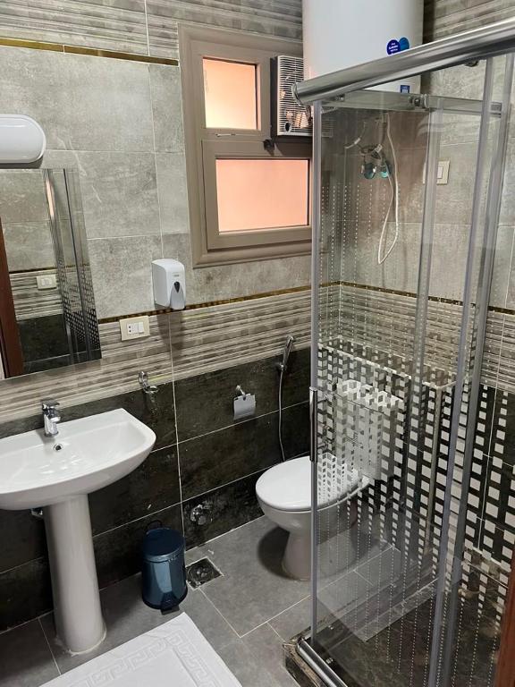 Koupelna v ubytování YARA- Luxury Apt- 3BR- New Cairo - B