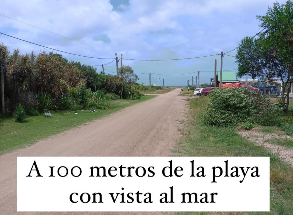 una carretera metroros de la playa en vista al mar en LAPOSTa555 en Piriápolis