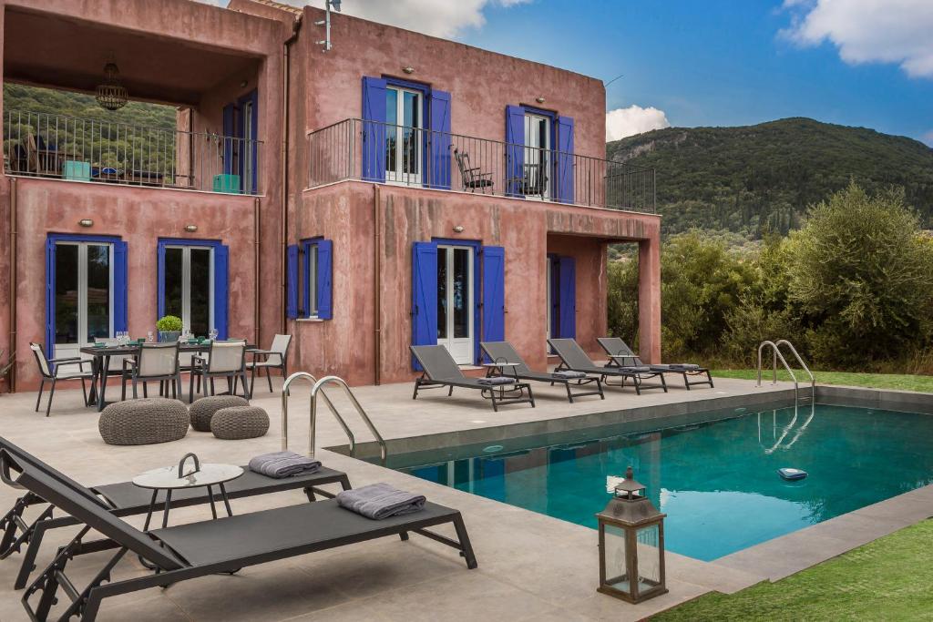 Luxurious Villa Nadoria, Ithaca Island في فاثي: فيلا بمسبح امام مبنى