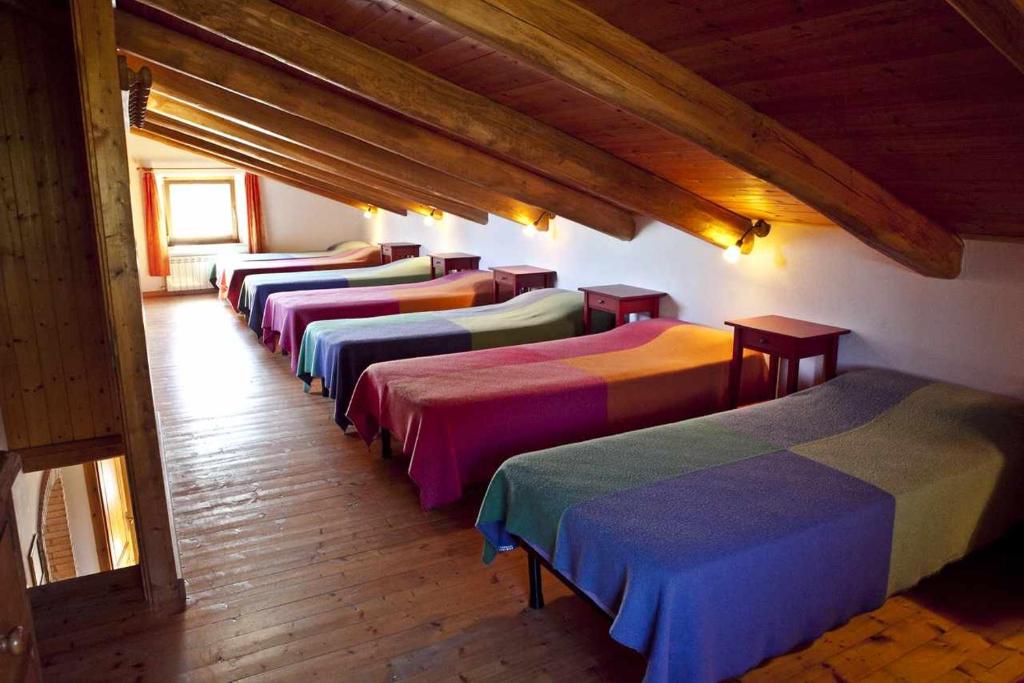 - une rangée de lits dans une chambre dans l'établissement Agriturismo Fattoria Walden, à Ficulle