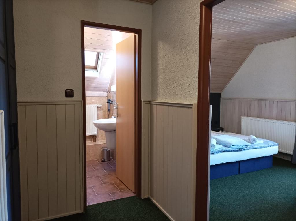 Postel nebo postele na pokoji v ubytování Pension DORO