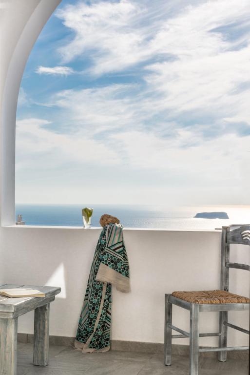 Pokój z oknem z widokiem na ocean w obiekcie Aspronisi Luxury Villa with Caldera View w mieście Megalochori