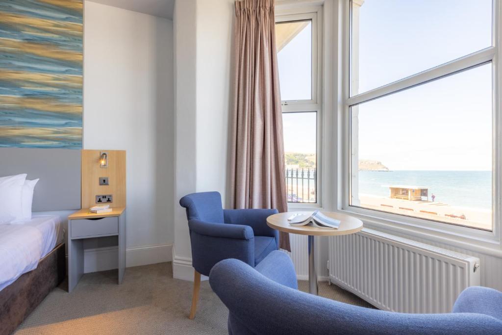 Posezení v ubytování The Seafront Hotel by Compass Hospitality