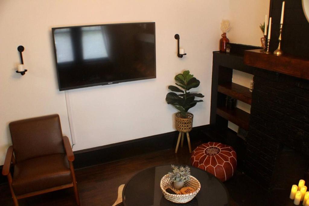 TV a/nebo společenská místnost v ubytování Cozy Atl Getaway - 5 Min From Airport & Downtown