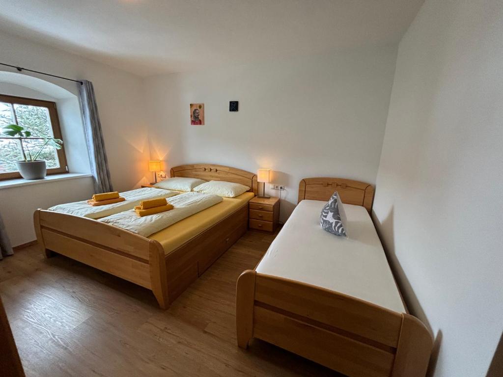 a bedroom with two beds and a window at Gasthaus Kirchenwirt in Schwoich