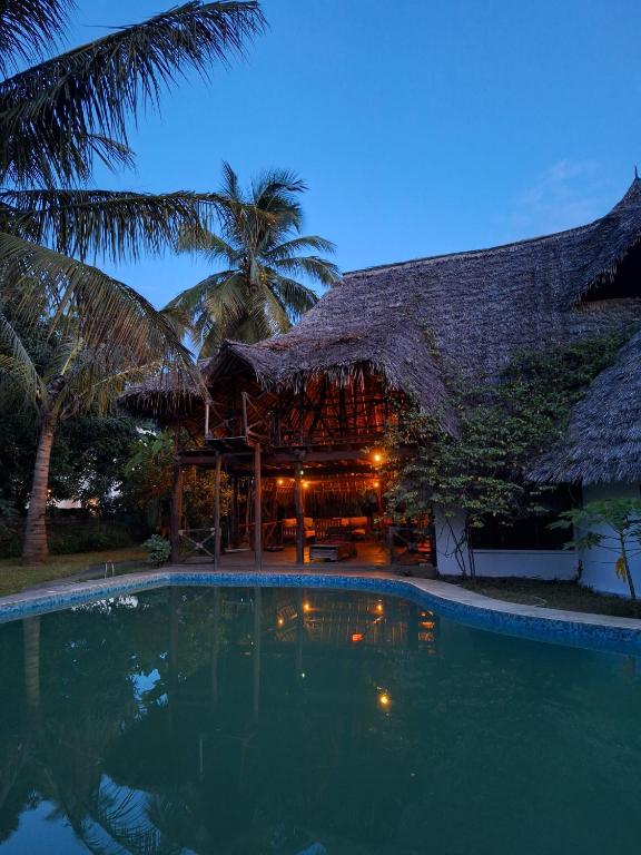 สระว่ายน้ำที่อยู่ใกล้ ๆ หรือใน Villascape Malindi Private Rooms in villa