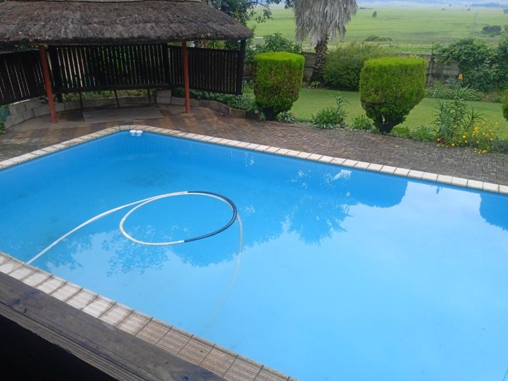 ein großer Pool in einem Hof mit einem Haus in der Unterkunft @Home in Newcastle