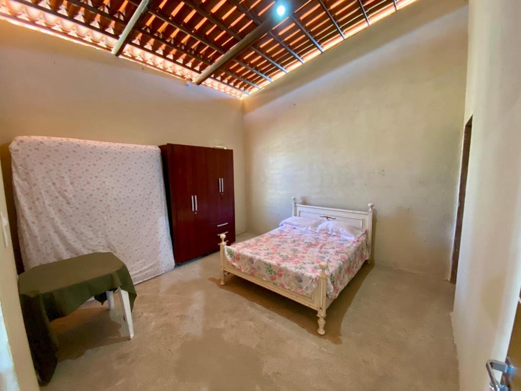ein Schlafzimmer mit einem Bett in einem Zimmer in der Unterkunft Chácara Moreira in Tianguá