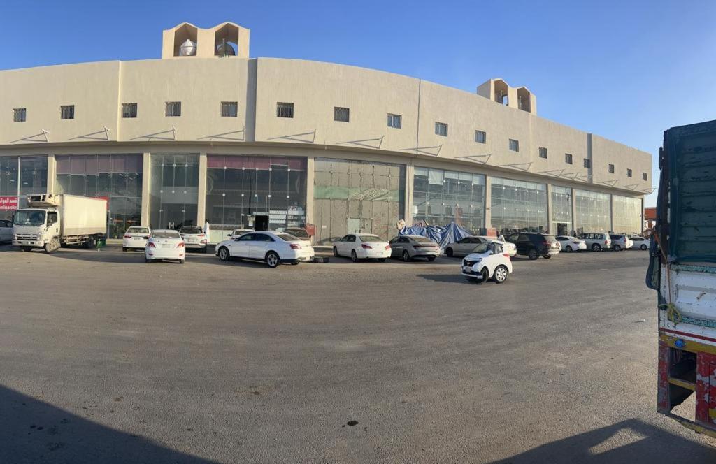 um grande edifício com carros estacionados num parque de estacionamento em ديم نجد للشقق المفروشة em Riade