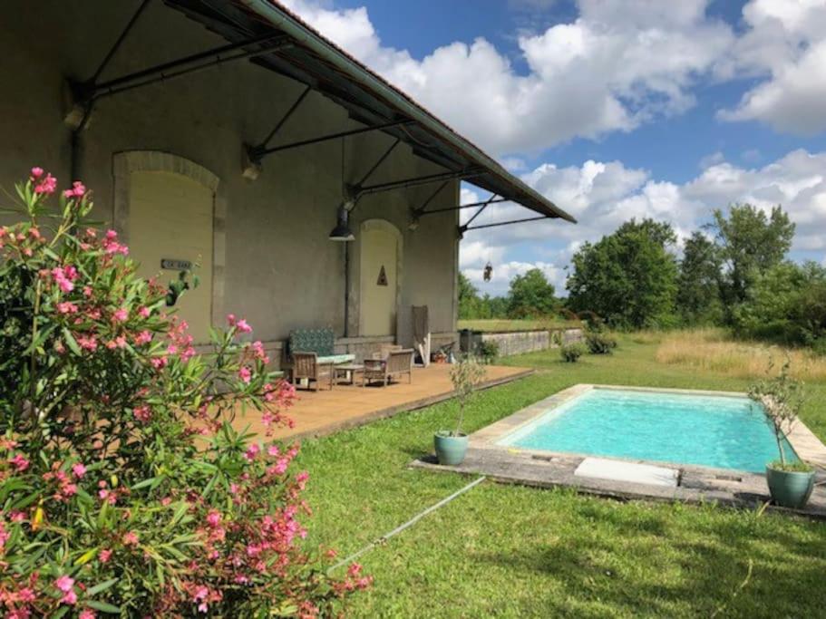 une maison avec une piscine dans la cour dans l'établissement Ancienne Gare rénovée, à Mareuil-sur-Belle