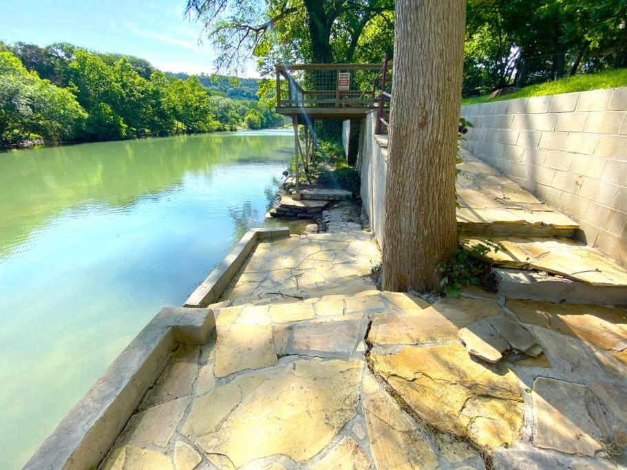 Pet friendly Riverfront Home with access to the Guadalupe River, New