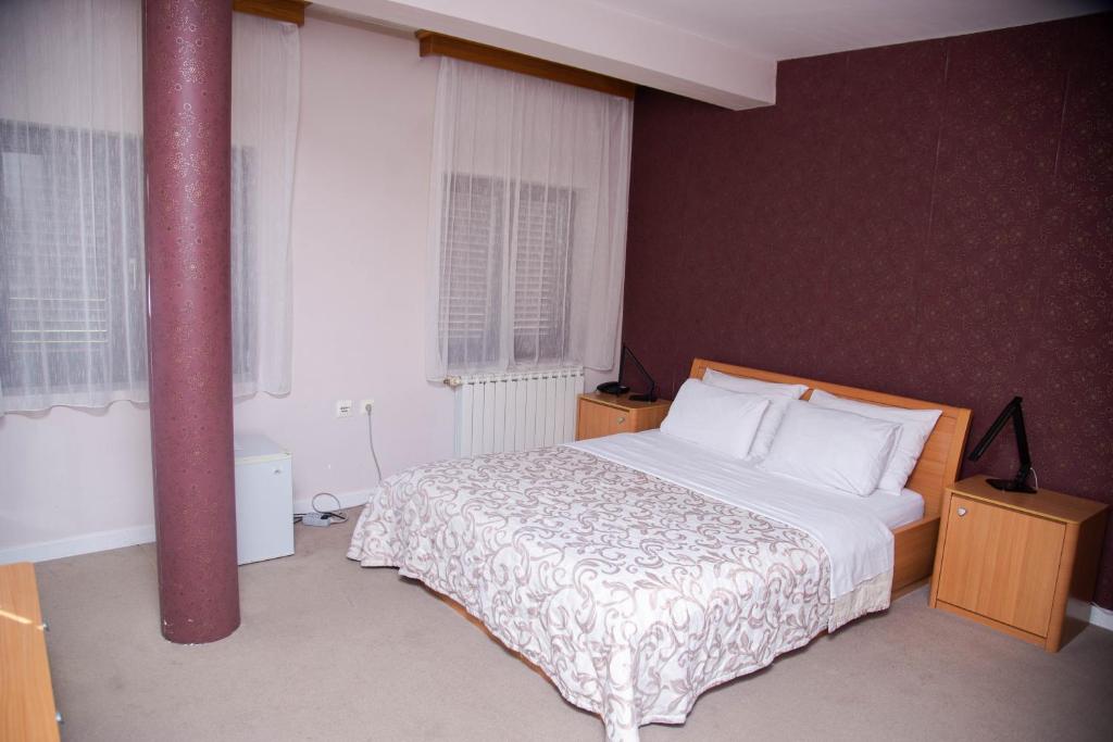 Hotel Dvor - 1