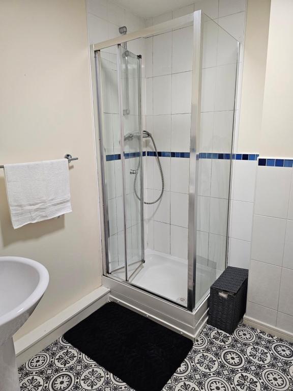 y baño con ducha y lavamanos. en Remarkable 2-Bed Apartment in Manchester en Mánchester