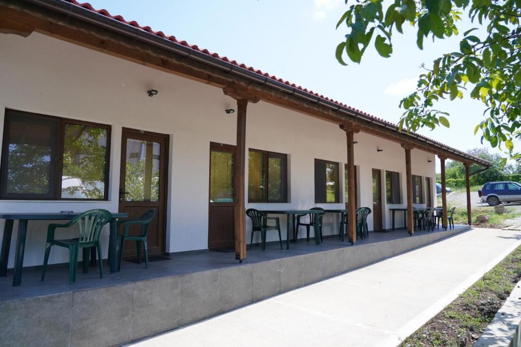 Bygningen som campingpladsen ligger i