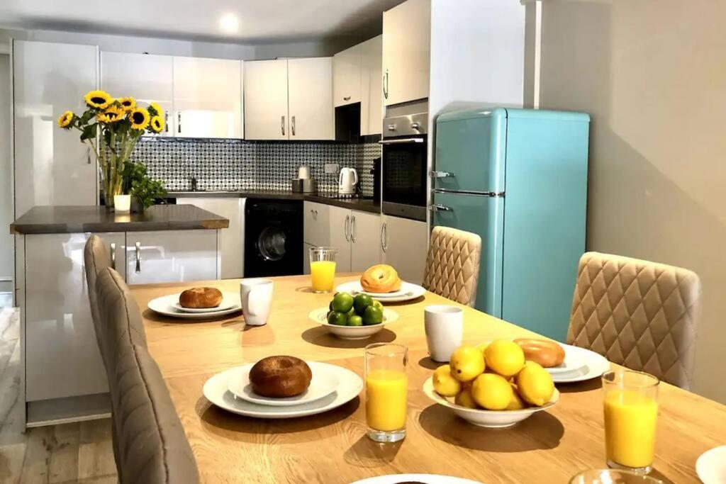 uma cozinha com uma mesa com pratos de comida em Newly Renovated 4 bed in Tarvin, Near Chester - Sleeps up to 15 em Tarvin