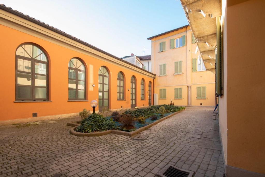 an orange building with some plants in a courtyard at Bigattera trilocali - Affitti Brevi Italia in Varese