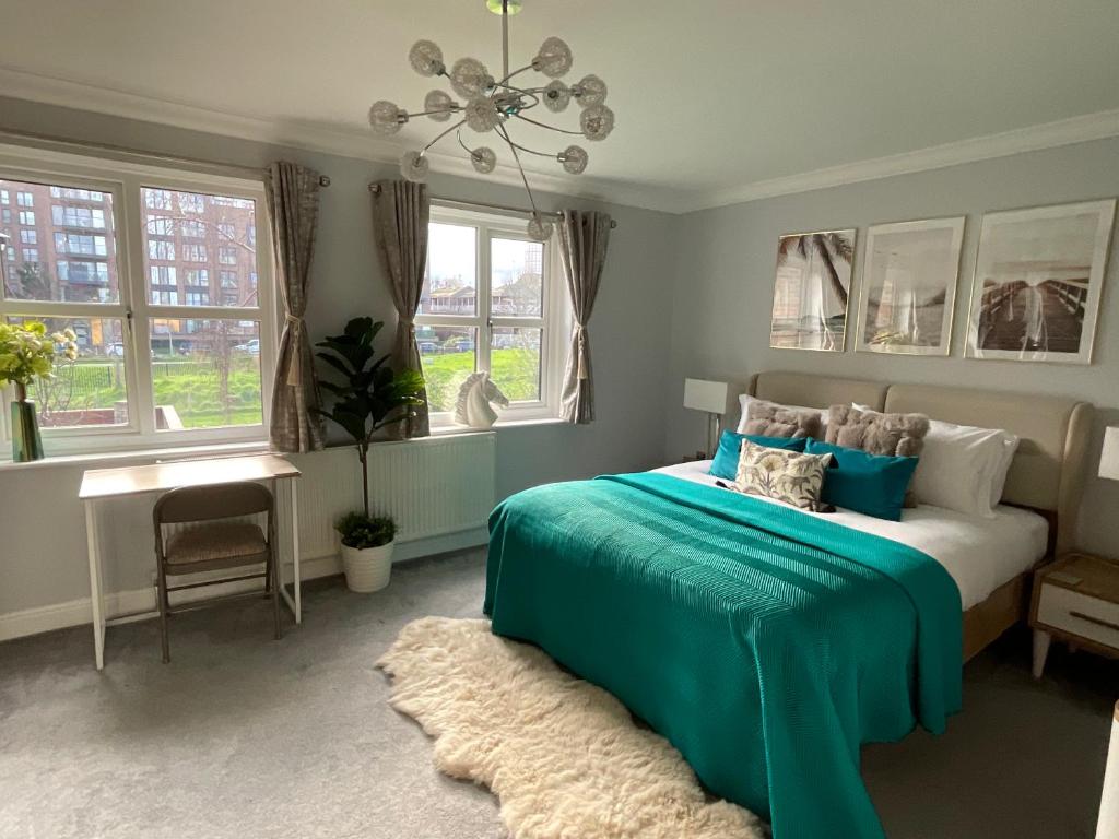 a bedroom with a bed with a blue blanket at Jubilee house in London