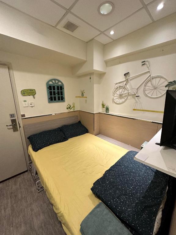 Postel nebo postele na pokoji v ubytování Royal Paris Guest House 皇家巴黎賓館