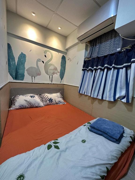 Postel nebo postele na pokoji v ubytování Royal Paris Guest House 皇家巴黎賓館